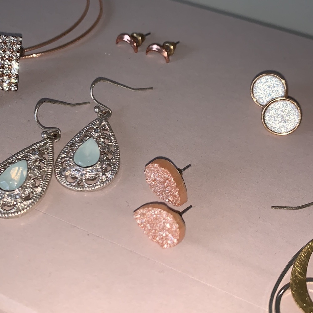 assorted earrings! 🤍 - Picture 4 of 5